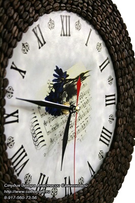 часы из кофейных зерен с изображением нот Cantate